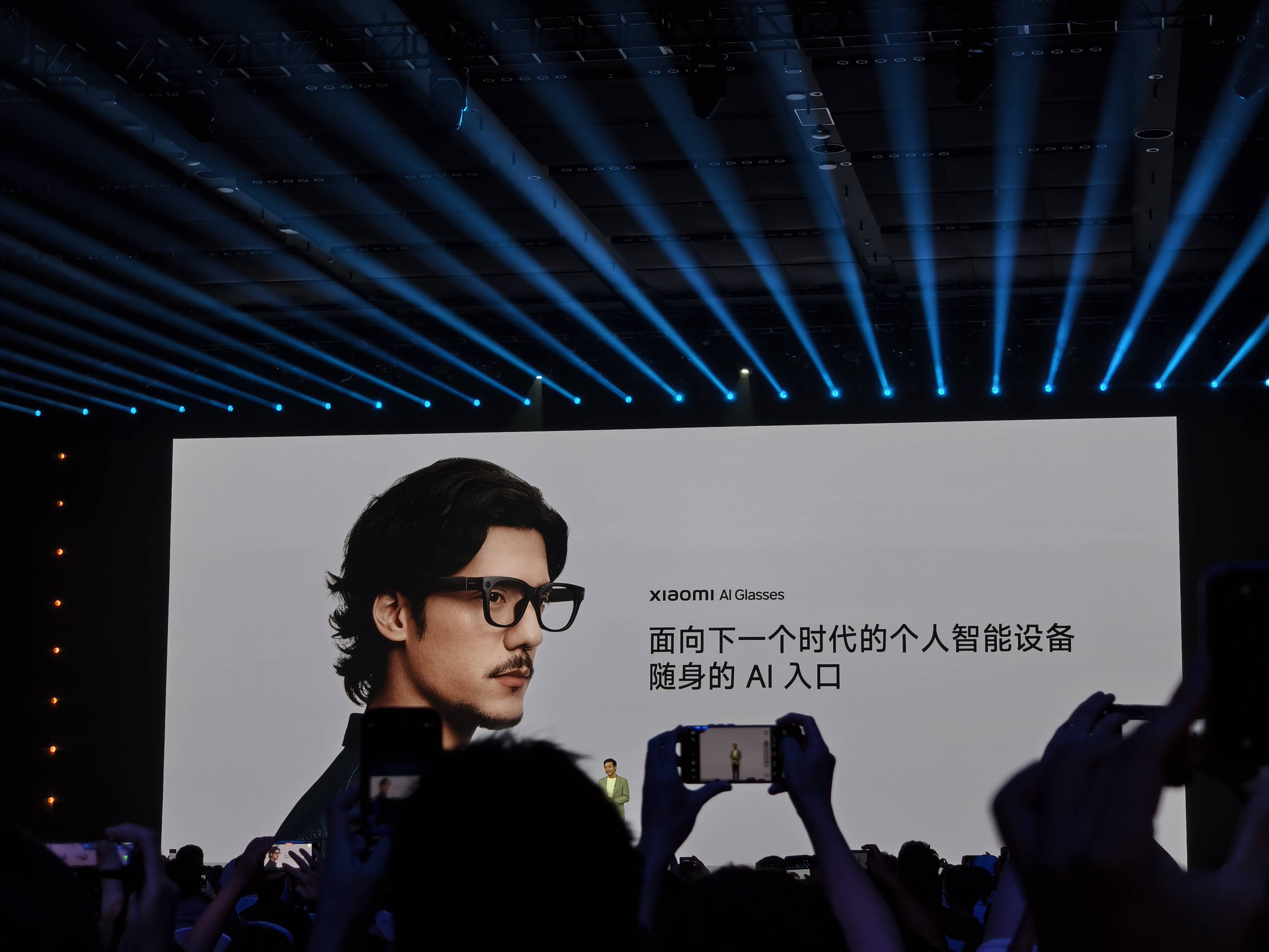 故事：雷军亲板立项三年内目标年出货量超五百万澳门新葡京网站独家｜小米首款AI眼镜背后的(图1)